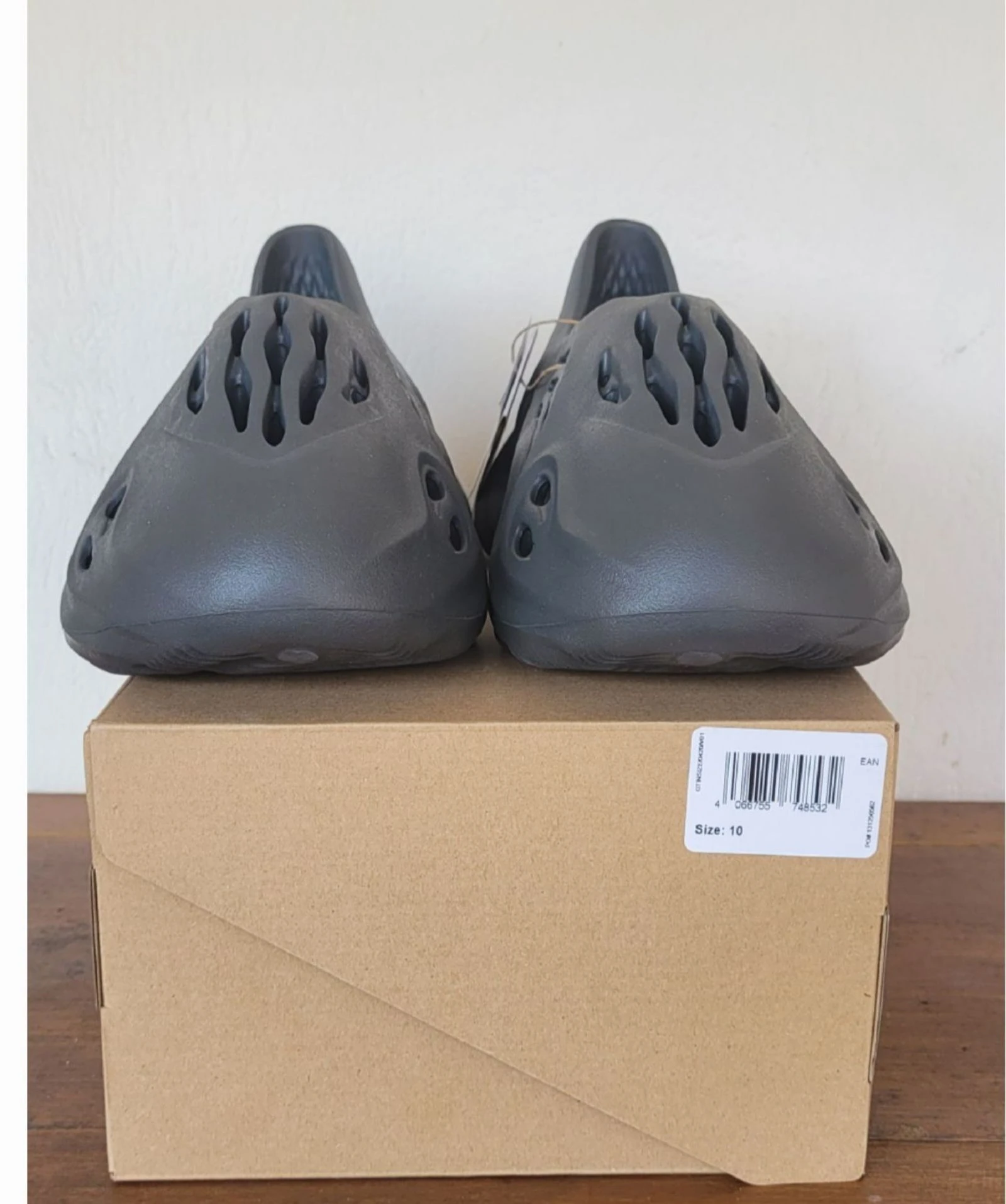 Adidas Tênis Yeezy Foam Runner Carbono Tamanho 44,5/US 10 - Ref IG5349 - Novo & Caixa Original – photo 9